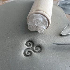 Tampon poterie Triskel. Tampon pour céramique Symbole breton. Tampon pour poterie céramique Bretagne