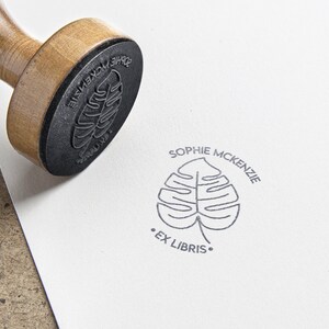 Tampon Monstera Ex Libris personnalisé. Tampon encre Prénom Monstera. Tampon Jungle personnalisable. Tampon ExLibris. Custom Monstera stamp
