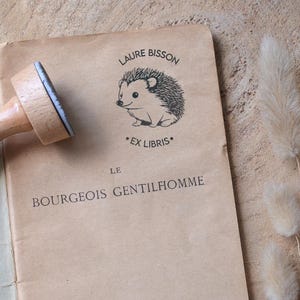Tampon pour Livre hérisson personnalisé. Tampon à encre Ex Libris Prénom et hérisson. Grand tampon personnalisable. Tampon Ex Libris