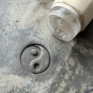 Tampon poterie Yin Yang. Tampon pour céramique Symbole  Yin Yang. Tampon pour poterie céramique.