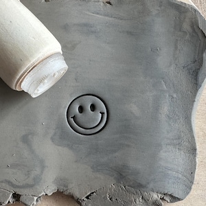 Tampon poterie Visage souriant. Tampon pour céramique soleil. Tampon pour poterie céramique. Smiling face pottery stamp