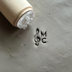 Tampon poterie Note de musique Clé de sol avec initiales. Tampon pour céramique Musique personnalisé. Tampon pour poterie céramique.