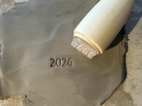 Tampon poterie 2026. Tampon pour céramique année 2026. Tampon pour poterie céramique Date.