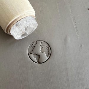 Tampon poterie Terre. Tampon pour céramique Planète Terre. Tampon pour poterie céramique.