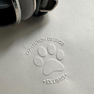 Pince à gaufrer personnalisée Patte de chien avec prénom. Tampon à sec Prénom et Chien. Cadeau Littérature personnalisé. Tampon Ex Libris