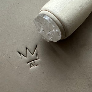 Tampon poterie personnalisé Couronne et initiales. Tampon pour céramique Initiales. Tampon pour poterie céramique personnalisable.