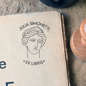 Tampon Ex Libris personnalisé Femme Romaine. Tampon Ex Libris Antiquité Grecque. Tampon à livre Grec personnalisable. Greek Ex Libris Stamp