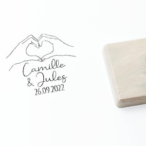 Tampon Mariage Coeur Mains personnalisé. Tampon à encre personnalisable Mariage. Tampon pour faire-part Mariage coeur personnalisable.