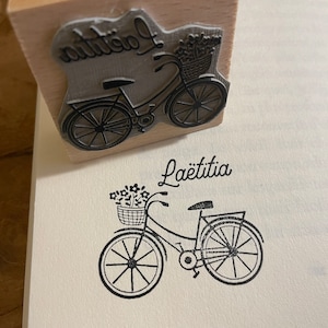 Tampon vélo personnalisé. Tampon à encre Prénom et Vélo pour mariage. Tampon anniversaire personnalisable. Tampon vélo fleuri