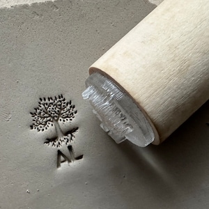 Tampon poterie personnalisé Arbre de vie et initiales. Tampon pour céramique Initiales. Tampon pour poterie céramique personnalisable.