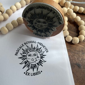 Tampon Ex Libris personnalisé Lune et soleil. Tampon à encre Ex Libris Espace. Tampon pour livre Astres personnalisable.