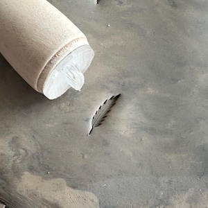 Pieczątka z ceramiki pierzowej. Ceramiczny stempel długopisowy. Podkładka pierzowa do gliny samoutwardzalnej. Stempel do wyrobów ceramicznych. Pieczątka z piórem