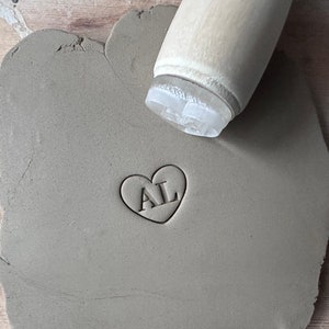 Gepersonaliseerde hartaardewerkstempel. Keramische stempel Initialen en hart. Aanpasbare keramische aardewerkstempel.