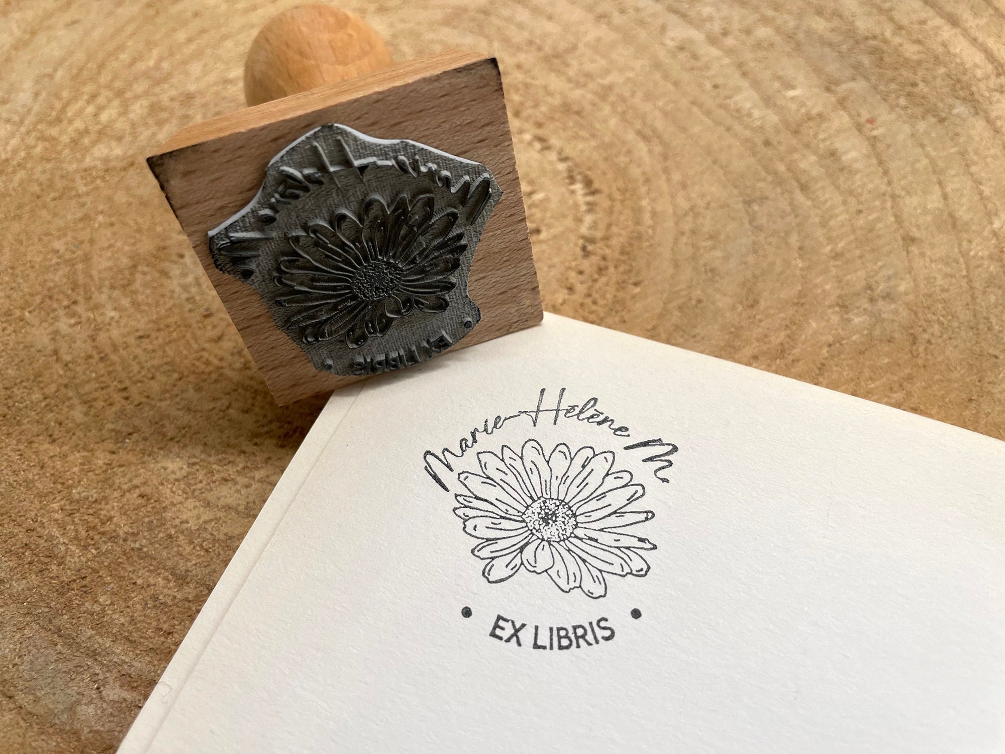 Personalized Ex Libris Marguerite stamp. Customizable ink stamp for books. Personalized wooden handle stamp daisy flower