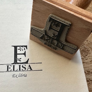 Tampon Monogramme fleuri et prénom personnalisé. Tampon à encre personnalisable Ex libris. Tampon pour faire-part Mariage personnalisable.