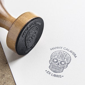 Tampon Crâne Mexicain personnalisé. Tampon à encre Prénom et Calavera. Grand tampon personnalisable halloween Mexicain. Tampon ExLibris