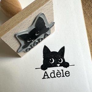 Tampon Chat sur le rebord d'une table. Tampon Chat timide. Black Cat stamp. Tampon personnalisé Chaton. Tampon Chaton avec prénom