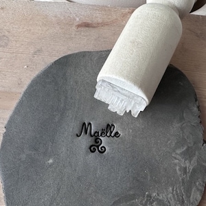 Tampon poterie prénom et triskell personnalisé. Tampon pour céramique bretagne. Tampon pour poterie céramique personnalisable.