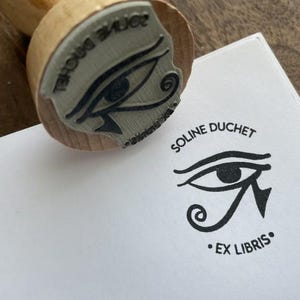 Tampon Oeil égyptien personnalisé. Tampon à encre Ex Libris Égypte. Grand tampon personnalisable Oeil égyptien. Tampon Ex Libris