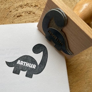 Tampon Dinosaure personnalisé. Tampon à encre Prénom et Dinosaure. Grand tampon personnalisable anniversaire Diplodocus. Tampon ExLibris