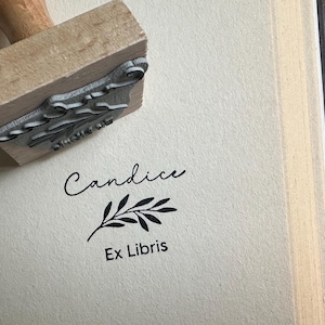 Tampon Ex libris personnalisé avec feuillage. Tampon à encre Prénom et branche. Grand tampon personnalisable anniversaire. Tampon Ex Libris