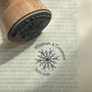 Tampon Flocon de neige personnalisé. Tampon à encre personnalisable Mariage neige. Tampon pour faire-part Mariage montagne personnalisable.