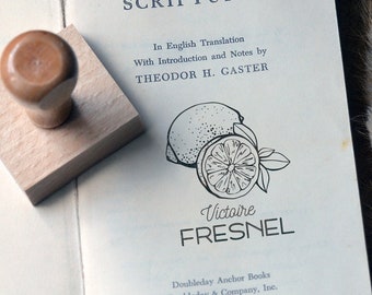 Personalisierter Zitronenstempel. Vorname und Zitronen-Tintenstempel. Großer anpassbarer Stempel für Buch. Ex-Libris-Stempel