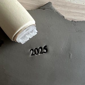 Tampon poterie 2025. Tampon pour céramique 2025. Tampon pour poterie céramique Date.