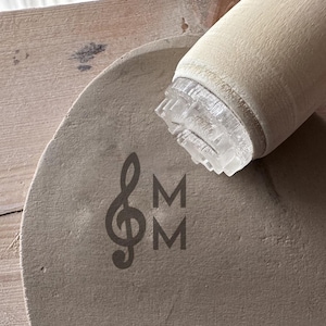 Tampon poterie Note de musique Clé de sol avec initiales. Tampon pour céramique Musique personnalisé. Tampon pour poterie céramique.