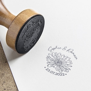 Tampon personnalisé prénoms et Marguerite. Tampon à encre personnalisable Mariage. Tampon manche en bois personnalisé pour mariage