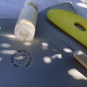 Gepersonaliseerde aardewerkstempel Hart. Keramische stempel met tekst en hart. Aanpasbare keramische aardewerkstempel.
