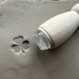 Znaczek ceramiczny z koniczyną. Pieczęć ceramiczna koniczyna. Znaczek do ceramiki.