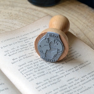 Tampon Ex Libris personnalisé Voyage. Tampon à encre Ex Libris Globe trotter. Tampon pour livre Globe-trotter personnalisable.