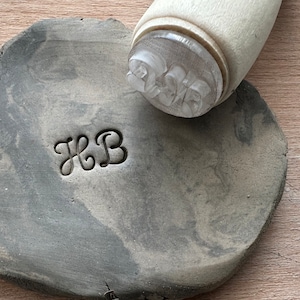 Personalisierter Keramikstempel mit kursiven Initialen. Initialen Keramikstempel. Anpassbarer Stempel aus Keramik.