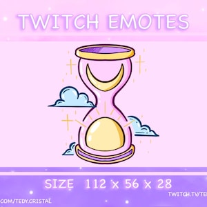 Könnte beinhalten: Eine rosa Sanduhr mit einem goldenen Halbmond und einer Sonne im Inneren. Die Sanduhr ist von weißen Wolken und goldenen Sternen auf einem rosa Hintergrund umgeben. Der Text "TWITCH EMOTES" befindet sich oben im Bild und "SIZE 112 x 56 x 28" unten. Der Text "INSTAGRAM.COM/TEDY.CRISTAL" befindet sich unten links und "TWITCH.TV/TEDYCRISTALOP" unten rechts.