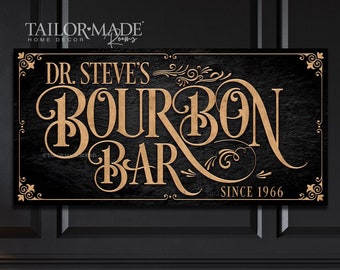 Può includere: Segno in legno nero con lettere dorate che recita "Dr. Steve's Bourbon Bar Since 1966".