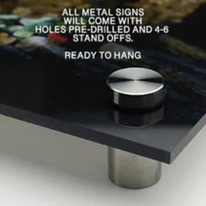 Pode incluir: Close-up de uma placa de metal com furos pr&eacute;-perfurados e espa&ccedil;adores. A placa est&aacute; pronta para ser pendurada. O texto na placa diz: "ALL METAL SIGNS WILL COME WITH HOLES PRE-DRILLED AND 4-6 STAND OFFS. READY TO HANG."