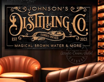 Può includere: Segno nero e oro con il testo "JOHNSON'S DISTILLING CO. EST FAMILY OWNED 2023 MAGICAL BROWN WATER & MORE" Disponibile in acrilico, tela e metallo.