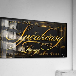 Pode incluir: Uma placa preta e dourada com o texto "Hemingway Speakeasy Lounge" em uma fonte cursiva dourada. A placa tamb&eacute;m inclui o texto "Cocktails" e "Spirits. Friends."