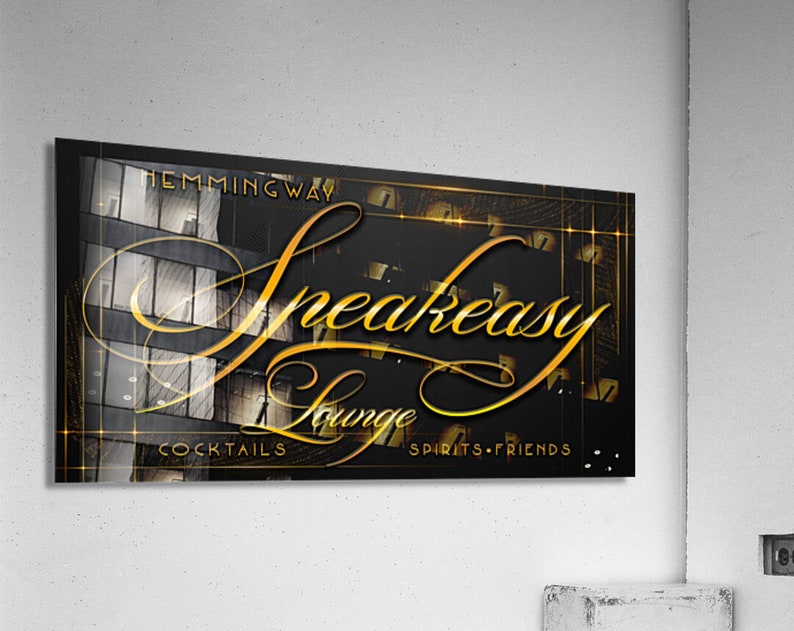 Pode incluir: Uma placa preta e dourada com o texto "Hemingway Speakeasy Lounge" em uma fonte cursiva dourada. A placa tamb&eacute;m inclui o texto "Cocktails" e "Spirits. Friends."