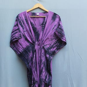 Handgjord lila tie-dye kaftan i plusstorlek, bohemisk och hippie maxiklänning, strandklänning