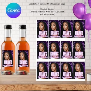 Pode incluir: Duas mini garrafas de vinho com rótulos com a imagem de uma mulher e o texto "Khelani's 21st Birthday". Os rótulos são roxos e brancos. As garrafas estão ao lado de uma folha de rótulos com o mesmo design. As garrafas medem 5,08 cm x 7,62 cm.