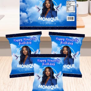 Op de afbeelding: Een blauw en wit chipzaklabel met een foto van een vrouw en de tekst "Happy Heavenly Birthday Monique 9/13/24 - 1/13/24".