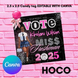 Könnte beinhalten: Ein schwarzes Candy-Tag mit dem Text "VOTE Khelani Wilson MISS Freshman 2025 HOCO". Das Tag ist 6,35 x 6,35 cm groß und enthält ein Foto einer Person. Ein rosa Lutscher und das Canva-Logo sind ebenfalls sichtbar.