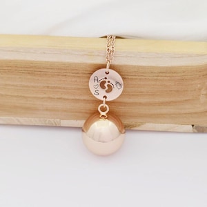 Pregnancy bola with small feet charm, customizable engraving, initial bola with engraved name, pregnant mom gift, future mom gift