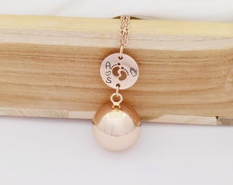 Pregnancy bola with small feet charm, customizable engraving, initial bola with engraved name, pregnant mom gift, future mom gift