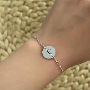 Women&#39;s bracelet with customizable engraved medal, fine stainless steel chain, Personalized bracelet, Birth gift, Mom gift