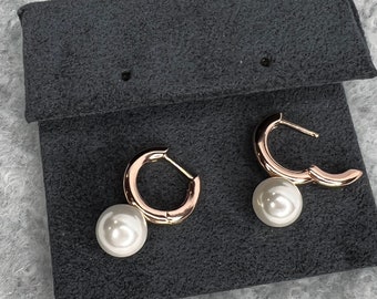 Freshwater pearl earrings hoops in yellow and rose gold plated in 925 sterling silver. Large 8 mm pearl huggie earrings. Dainty hoops gifts