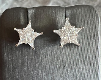 Sparkling star diamond earrings in 18kt white Gold. Natural diamond earrings. Five diamond star earrings. Star cut diamond earring studs