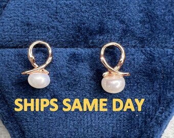 Ribbon Pearl Earrings. Freshwater Pearl Earrings in 925 Sterling Silver ribbon shaped studs. Bridesmaid earring studs. bow tie knot studs.